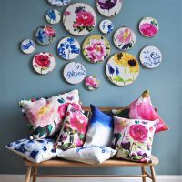 l'idée du design original de la chambre à coucher avec des assiettes décoratives sur le mur photo