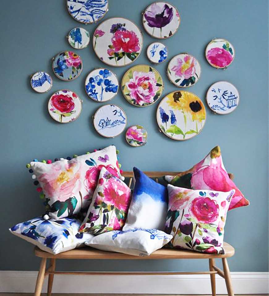 variante du design original de la chambre à coucher avec des assiettes décoratives au mur