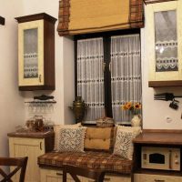 variante du design lumineux d'une maison dans la photo du village