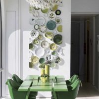 idée d'un design inhabituel d'un salon avec des assiettes décoratives sur le mur photo