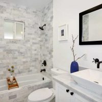 version du design inhabituel de la salle de bain dans la photo de l'appartement