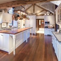 variante du bel intérieur d'une maison d'été dans la photo du village