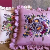 l'idée de beaux coussins décoratifs dans le style de la photo du salon