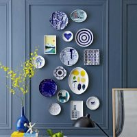 l'idée de l'intérieur original de la pièce avec des assiettes décoratives sur le mur