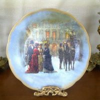 l'idée d'une décoration de pièce lumineuse avec des assiettes décoratives sur le mur photo