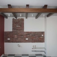 variante d'un bel intérieur de chambre avec photo de poutres décoratives