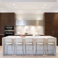 version de l'intérieur lumineux d'une grande photo de cuisine