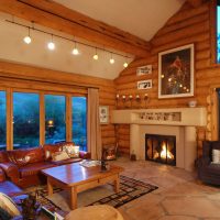 Variante de style lumineux d'une maison d'été dans la photo du village