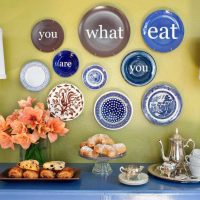 idée d'un style inhabituel d'un salon avec des assiettes décoratives sur le mur photo