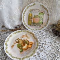 l'idée d'un beau salon de style avec des assiettes décoratives sur le mur photo