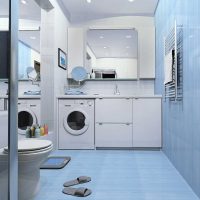 version du design inhabituel de la salle de bain dans la photo de l'appartement