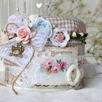 l'idée d'une décoration lumineuse d'objets pour le 8 mars