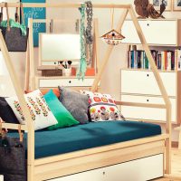 variante de una decoración de dormitorio brillante para una imagen de niña