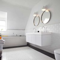 version de l'intérieur lumineux d'une photo de salle de bain blanche