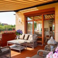 variante de l'intérieur lumineux de la véranda dans la maison photo