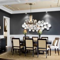 l'idée d'une belle salle de décoration avec des assiettes décoratives sur le mur photo
