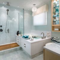 l'idée d'une salle de bain intérieure lumineuse dans la photo de l'appartement