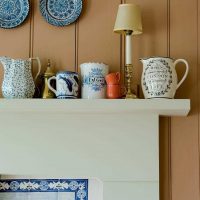 l'idée de l'intérieur original de l'appartement avec des assiettes décoratives sur le mur photo