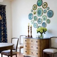 l'idée d'un appartement lumineux avec des assiettes décoratives sur le mur photo