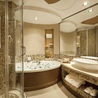 l'idée d'une belle salle de bain intérieure dans la photo de l'appartement