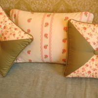 version des coussins décoratifs d'origine dans la photo intérieure de la chambre