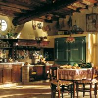 l'idée de l'intérieur original de la cuisine avec des poutres décoratives picture