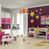 variante del interior de un dormitorio luminoso para una foto de niña