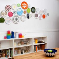 l'idée d'un salon joliment décoré avec des assiettes décoratives sur le mur photo