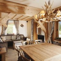 version du dessin original d'une maison dans une photo d'arbre