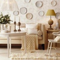 variante du style lumineux du salon avec des assiettes décoratives au mur