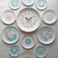 l'idée du design original de la chambre à coucher avec des assiettes décoratives sur le mur photo