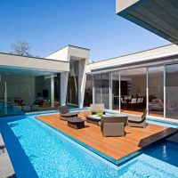version du décor moderne d'une petite piscine