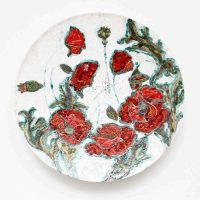 l'idée d'un design inhabituel du salon avec des assiettes décoratives sur le mur photo