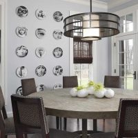 idée d'une belle pièce intérieure avec des assiettes décoratives sur le mur photo