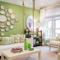 l'idée d'une décoration de chambre moderne avec des assiettes décoratives sur le mur photo
