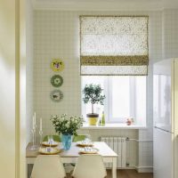 l'idée de la conception originale de l'appartement avec des assiettes décoratives sur le mur photo