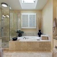 version du style lumineux de la salle de bain dans la photo de l'appartement
