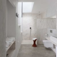 version de l'intérieur lumineux d'une photo de salle de bain blanche