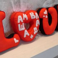 opción de usar letras decorativas al estilo de una foto de dormitorio