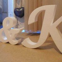 La idea de usar letras decorativas al estilo de una imagen de la sala de estar