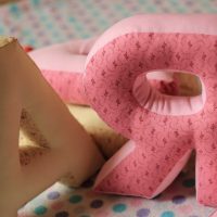 La idea de usar letras decorativas en el interior de la imagen de un apartamento
