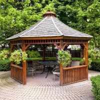 version du design inhabituel du gazebo dans l'image de la cour