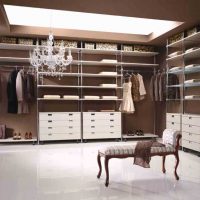 l'idée d'une salle de garde-robe de style lumineux