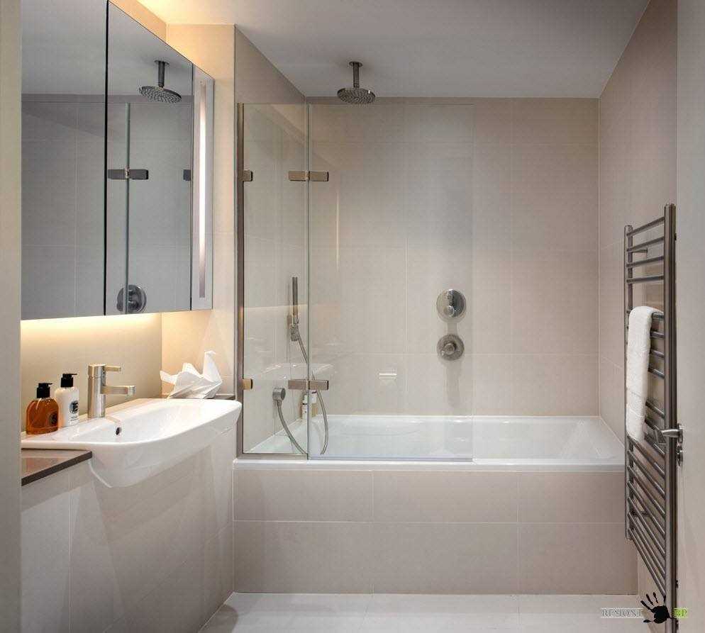 La opción del diseño brillante del baño de 6 sq.