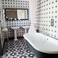 version d'une belle conception de salle de bain en photo noir et blanc