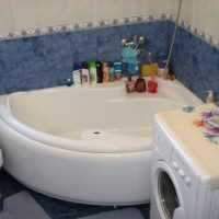 idée d'un intérieur de salle de bain moderne avec baignoire d'angle photo