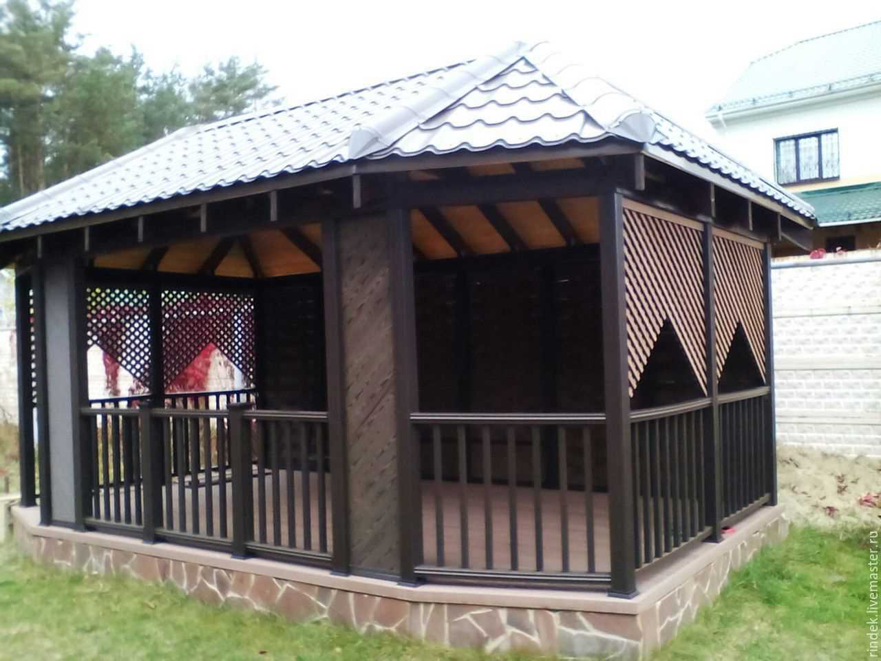 version du bel intérieur du gazebo dans la cour