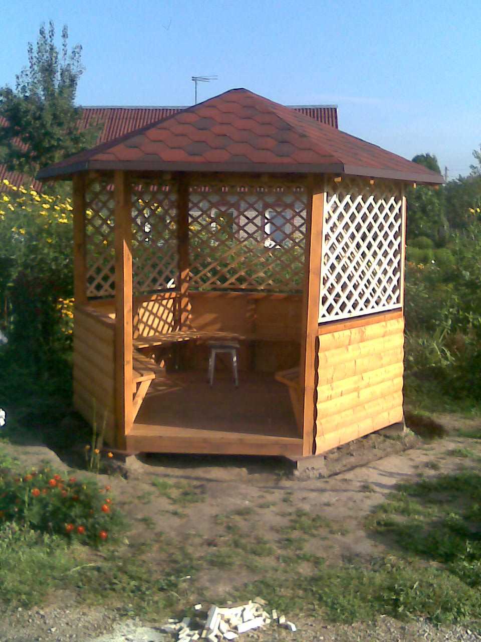 l'idée d'un gazebo de style lumineux dans la cour