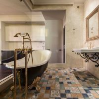 version de l'intérieur lumineux d'une grande salle de bain photo