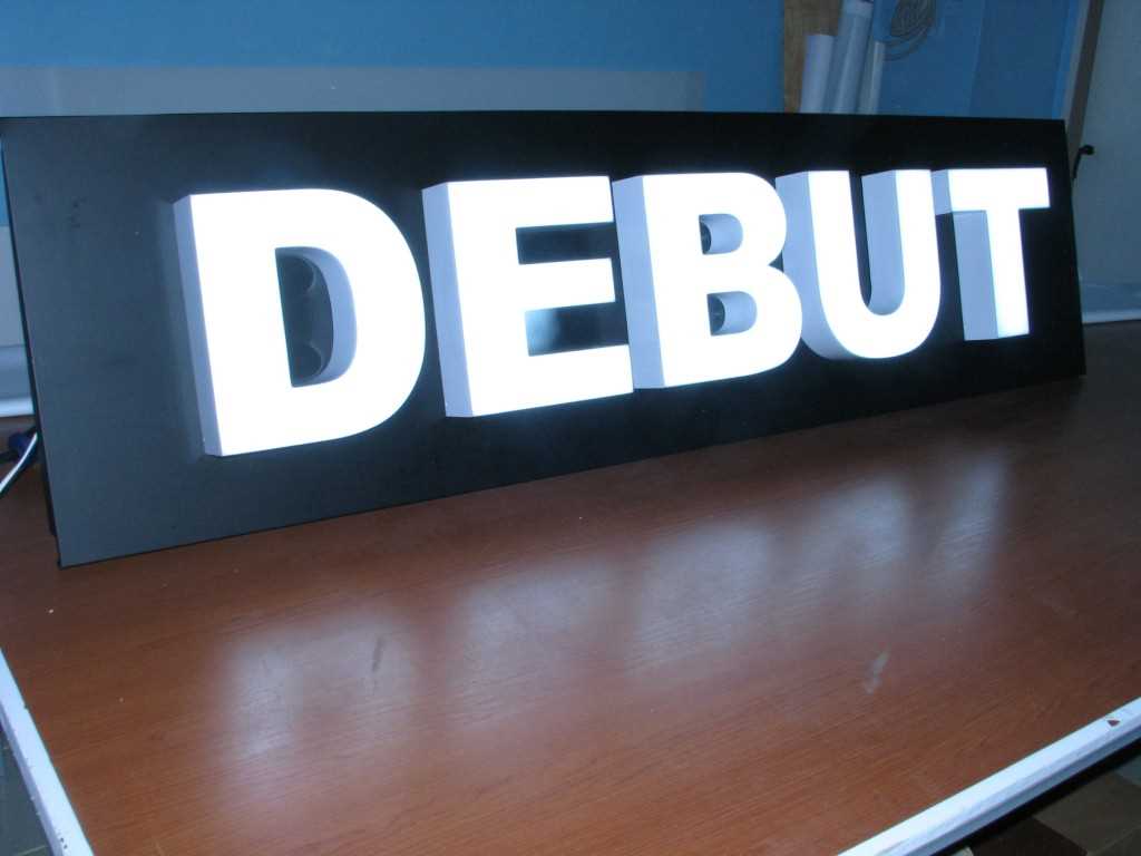 la idea de usar letras decorativas en el interior de un departamento